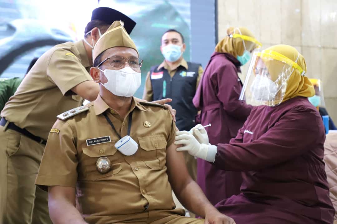 Wakil Bupati Garut, dr. Helmi Budiman, menjadi orang pertama yang dilakukan vaksinasi Covid-19 di Kabupaten Garut (Foto: Istimewa)