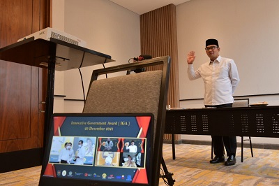  Gubernur Jabar Ridwan Kamil saat menerima penghargaan IGA 2021 dari Menteri Dalam Negeri Tito Karnavian secara virtual di Mason Pine Hotel, Kabupaten Bandung Barat, Rabu (29/12/2021). (Foto: Humas Pemprov Jabar)

