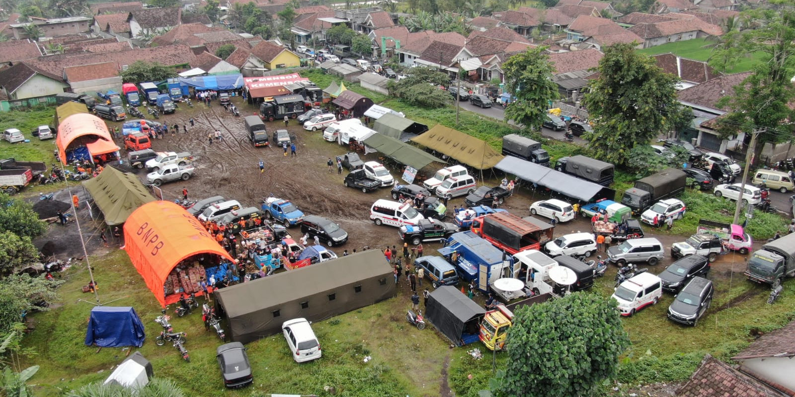 Posko yang didirikan oleh BNPB, BPBD, Kementerian dan Lembaga setempat dalam mendukung penanganan korban terdampak erupsi Gunung Semeru. (BPBD Provinsi Jawa TImur)