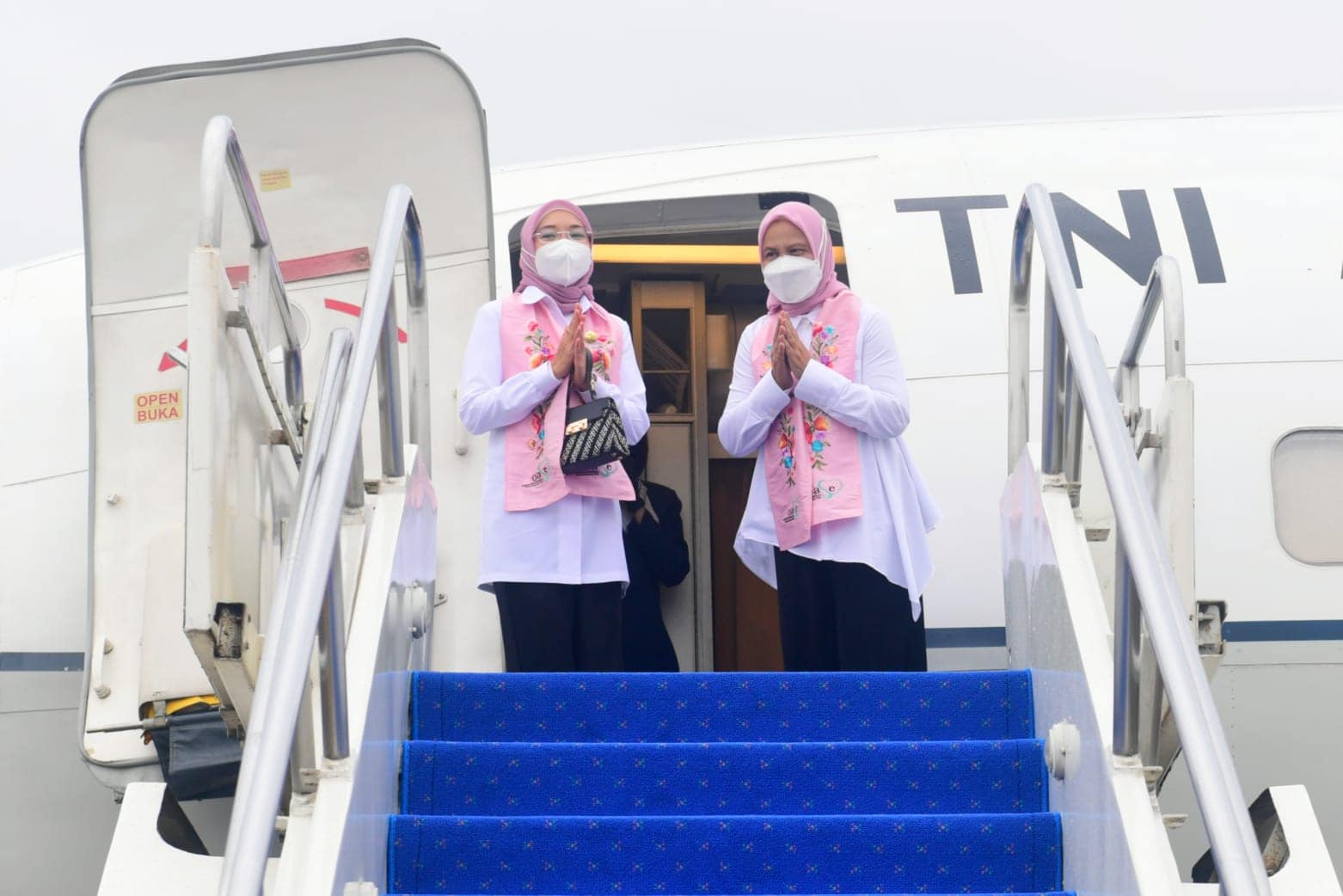 Ibu Iriana Joko Widodo dan Ibu Wury Ma’ruf Amin bertolak dari Pangkalan TNI AU Halim Perdanakusuma, Jakarta, menuju Provinsi Jawa Barat, Selasa (21/12/2021). (Foto: BPMI Setpres/Muchlis)