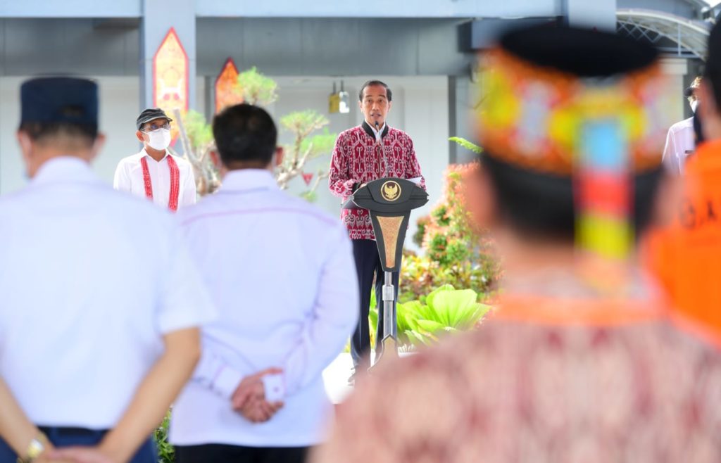 Presiden Jokowi saat meresmikan Bandara Tebelian, di Kab. Sintang, Kalbar, Rabu (08/12/2021) pagi. (Foto: BPMI Setpres/Muchlis Jr)