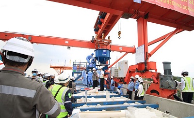 
Proses pengerjaan slab track atau bantalan rel dalam proyek Kereta Cepat Jakarta Bandung (KCJB). 
(Foto: ist)