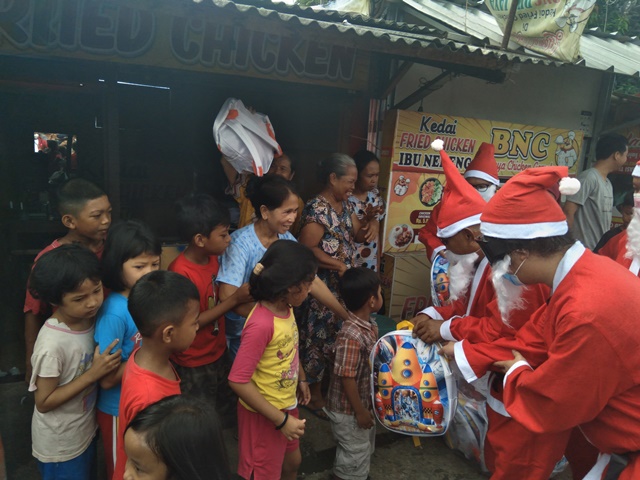 

Sejumlah Sinterklas dari Gereja Santo Filipus kota Banjar membagikan ratusan tas sekolah kepada anak-anak di beberapa lokasi berbeda. Sabtu (25/12/2021).(Foto:Bayu/dara.co.id)
