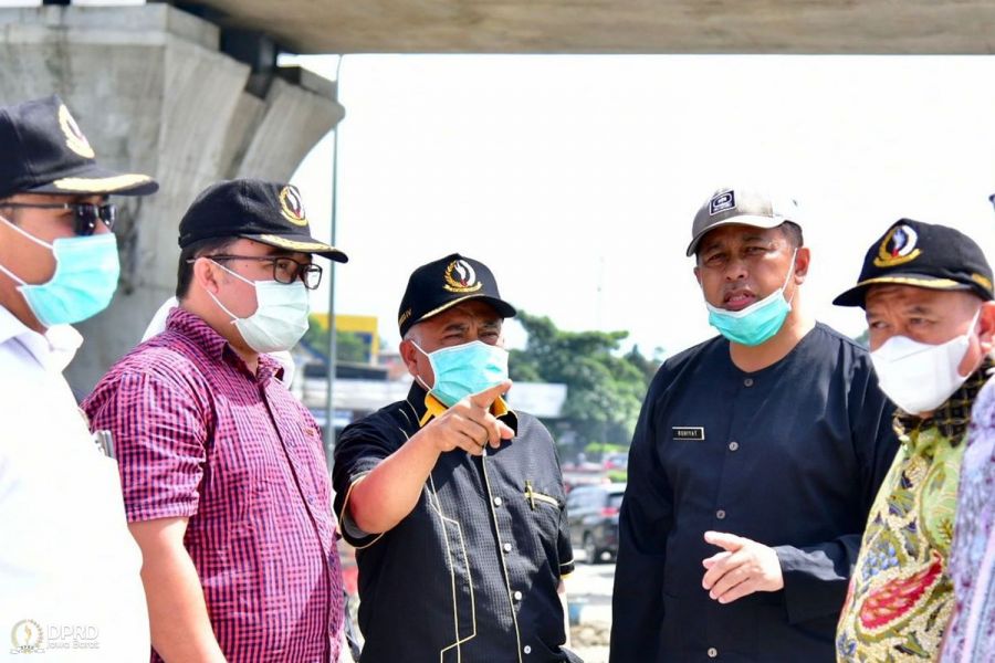 Komisi IV DPRD Provinsi Jawa Barat saat meninjau langsung progres pembangunan peningkatan jalan Provinsi di Jembatan Leuwigajah, Baros, Kota Cimahi (Humas DPRD Jabar/ Farhat Mumtaz)