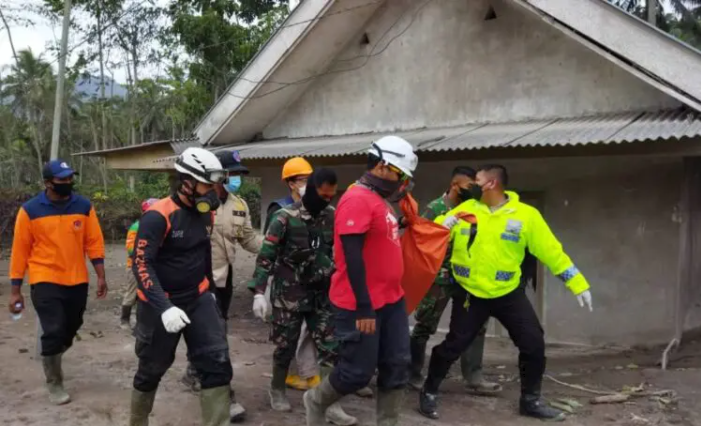 Evakuasi korban erupsi Gunung Semeru (Foto: Kabar Trenggalek)