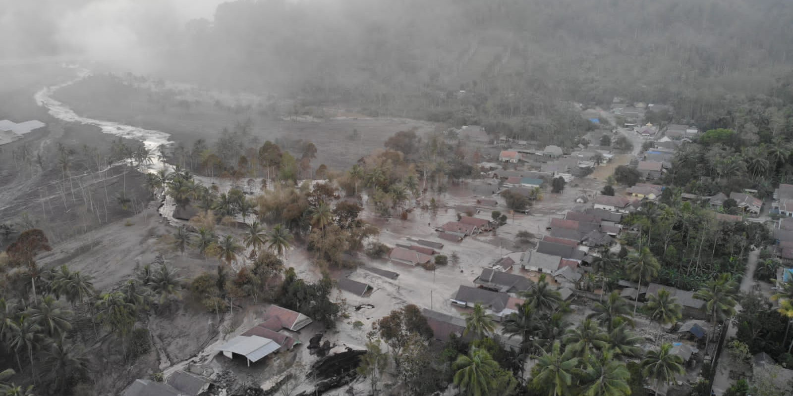 Pantauan udara lokasi terdampak awan panas guguran (APG) Gunung Semeru. (Bidang Pengelolaan Data dan Sistem Informasi, Pusdatinkom BNPB)