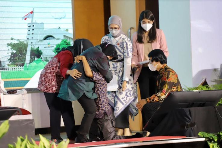 Saat Tri Rismaharini menangis di atas panggung (Foto: dok kemensos)