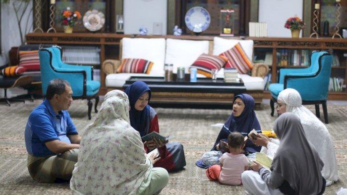 
Setiap haru isau solat magrib Amarhum Wali Kota Bandung Oded M Danial saat mengajari baca Al Quran kepada keluarganya. (Foto: m.eramuslim.com) 
