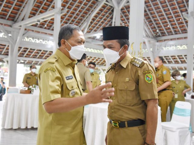 
Bupati Bandung Dadang Supriatna berbincang dengan Wali Kota Bandung H. Oded Mohamad Danial, S.A.P, dalam sebuah acara di Pendopo Bandung, Jalan Dalem Kaum. (Foto: Bagian Protokol dan Komunikasi Pimpinan)
