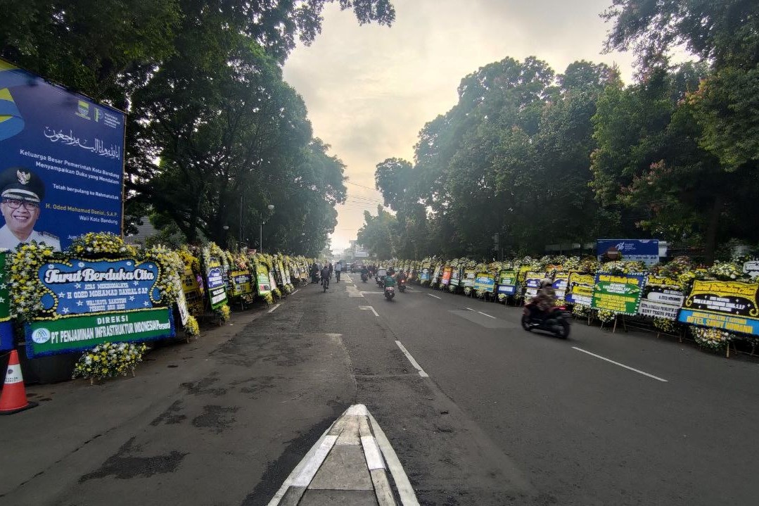 

Rumah dinas Wali Kota Bandung di Pendopo, Jln. Dalem Kaum dipenuhi ratusan karangan bunga, Sabtu (11/12/2021}. Sejak kabar meninggalnya Wali Kota Bandung, Oded M, Danial tersiar, Jumat (10/12/2021.). (Foto: humas.bandug.go.id)