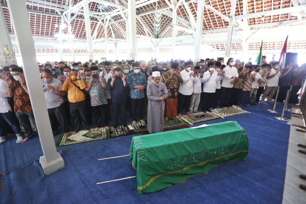 Sejumlah tokoh dan masyarakat Kota Bandung melalkasanakan Solat jenazah Wali Kota Bandung, Oded M. Danial di Pendopo, Rumah Dinas Wali Kota Bandung, Jln. Dalem Kaum. Jenazah akan dimakamkan di tanah kelahirannya, Lengkong, Kota Tasikmalaya, Jumat (10 Desember 2021).(Foto : Humas Pemkot Bandung)