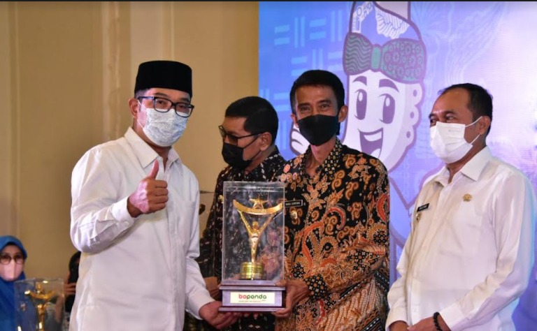 Wakil Wali Kota Banjar, Nana Suryana saat menerima penghargaan  Anugrah Philotra dari Gubernur Jawa Barat, Ridwan Kamil (Foto: Istimewa)