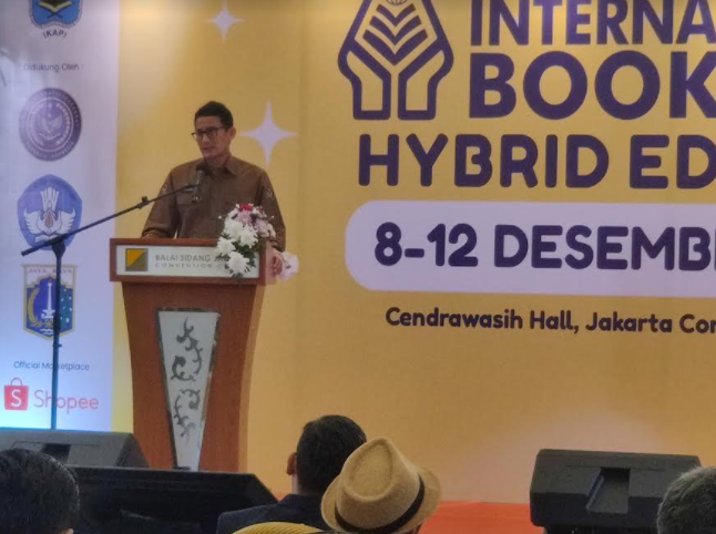 Menteri Pariwisata dan Ekonomi Kreatif Indonesia, Sandiaga Salhuddin Uno, membuka acara
Indonesia International Book Fair (IIBF) 2021 (Foto: Istimewa)