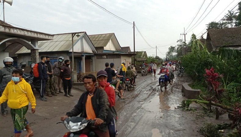 
Kepanikan Warga Lumajang saat mengungsi akibat erupsi Gunung Semeru. (Foto dok BNPB)