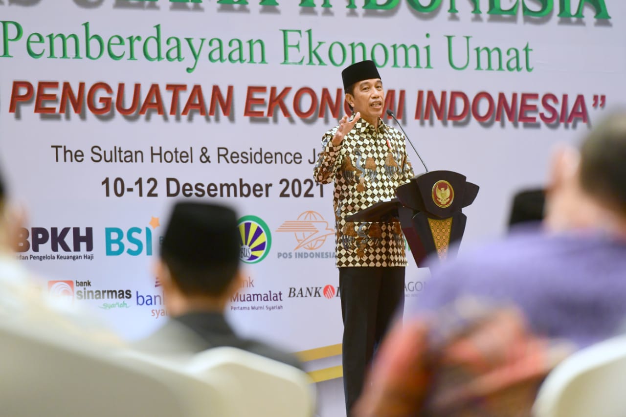 Presiden Jokowi saat memberikan sambutan pada peresmian pembukaan Kongres Ekonomi Umat Ke-2 Majelis Ulama Indonesia (MUI) Tahun 2021, di Jakarta, Jumat (10/12/2021). (Foto: BPMI Setpres/Muchlis Jr)