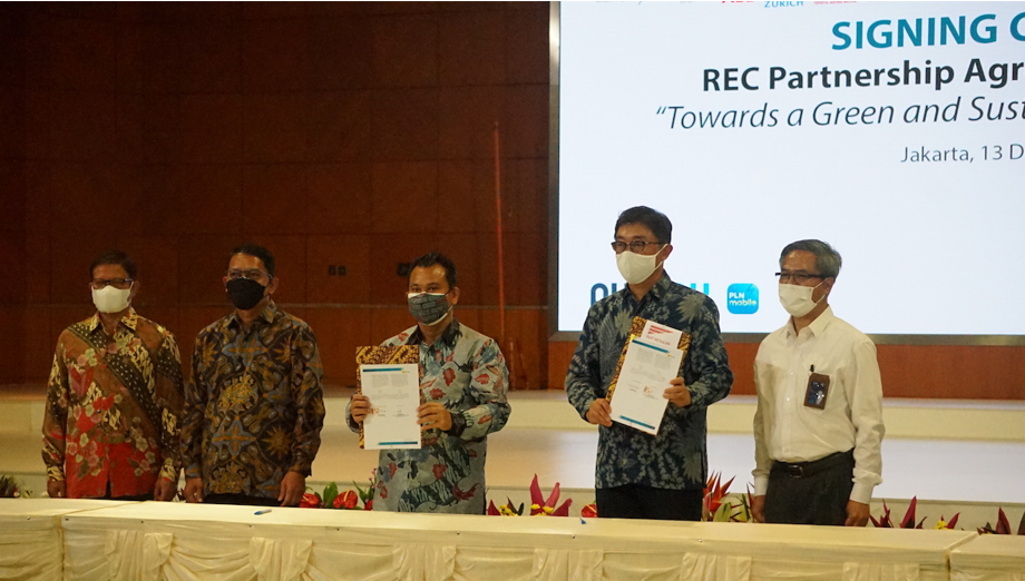 (Tengah) Edison Sipahutar, Executive Vice President Pelayanan
Pelanggan Korporat dan Institusi Besar PT PLN (Persero), dan
Shigeru Kumano, CFO Fast Retailing Indonesia (Foto: Istimewa)