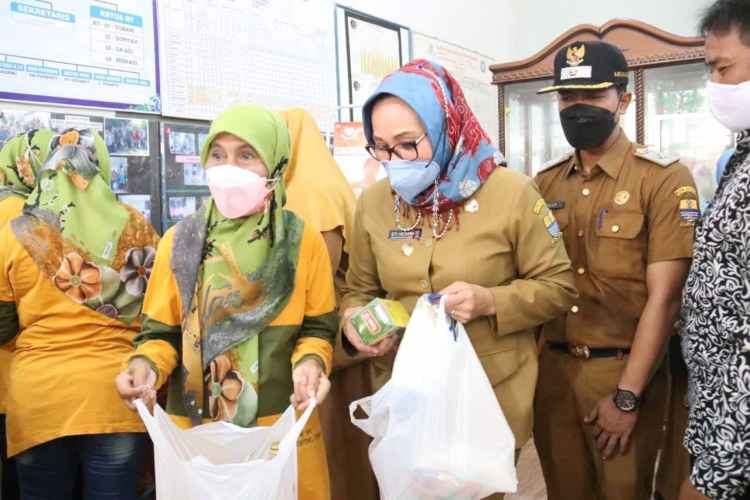 

Wakil Wali Kota Cirebon Eti Herawati berbincang dengan warga usai meresmikan Baperkam Mart, Senin (24/1/2022). (Foto: yohanes/dara.co.id)


