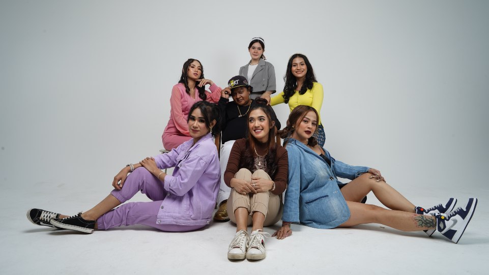 Kiki Rizkya, 2 Hati (Mayang dan Anya), Mas Bruno, Kaffah, Naufa Mirza, dan Elizabeth, para artis Nada Jwara bersama Tim Jwara Creative. (Dok. Jwara Creative)