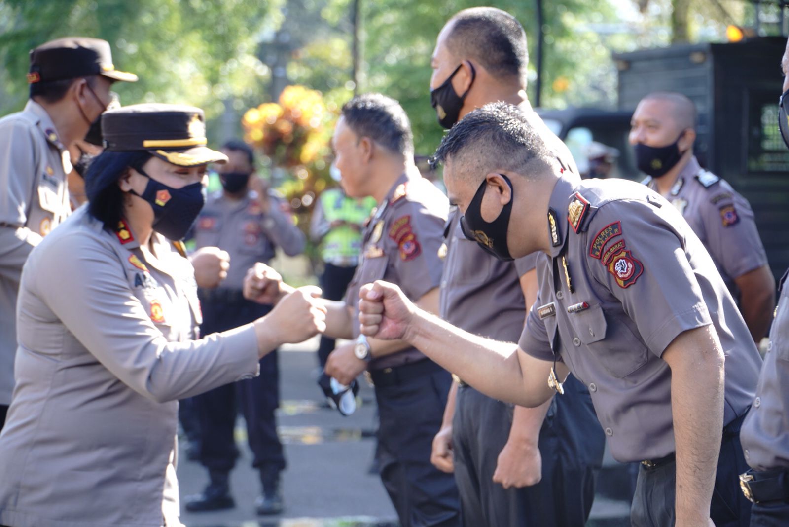 Kapolresta Banjar AKBP Ardiyaningsih, saat memberikan selamat kepada para personel yang mendapat kenaikan pangkat. (Foto:Istimewa)