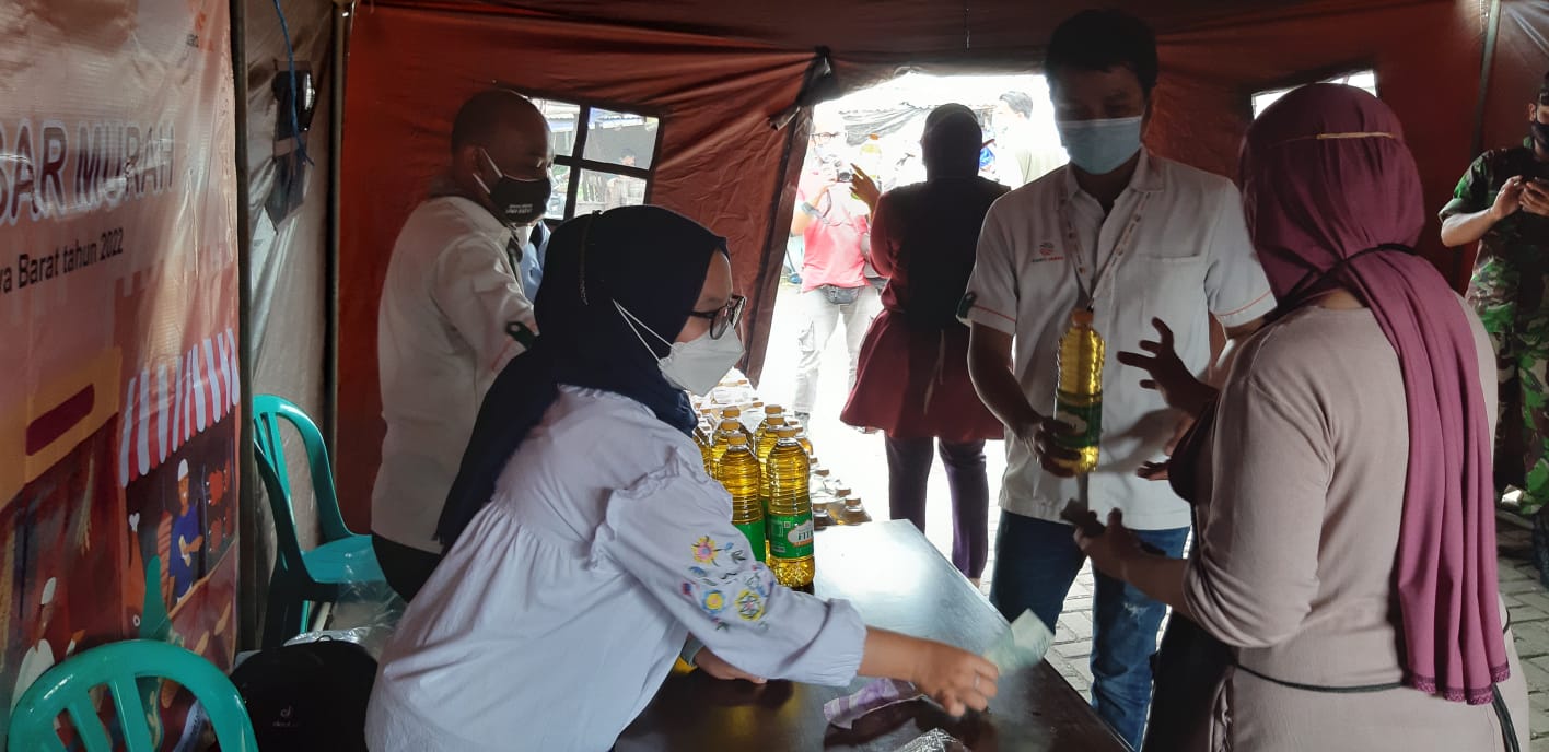 Petugas Disperindag Jabar saat menggelar operasi pasar murah minyak goreng di Kota Bandung, Senin (10/1/2022) (Foto: Istimewa)
