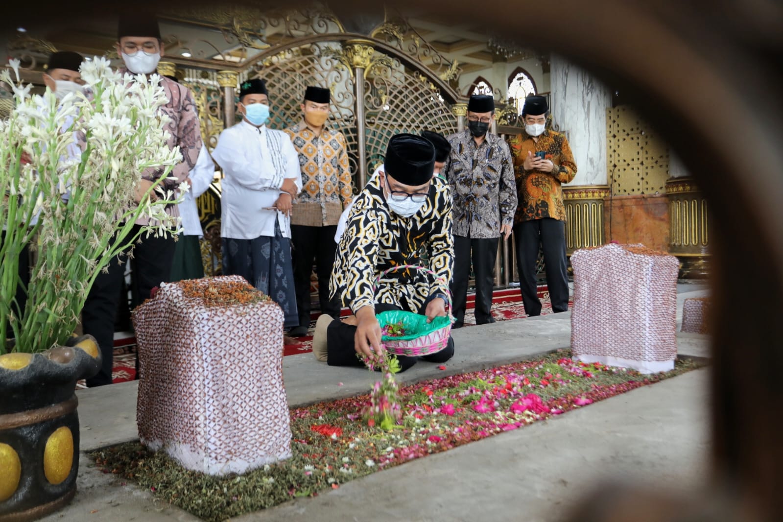 Gubernur Jawa Barat, Ridwan Kamil berziarah ke makam Syaikhona Muhammad Kholil dalam kunjungan kerjanya di Jawa Timur, Kamis (20/1/2022) (Foto: Istimewa)
