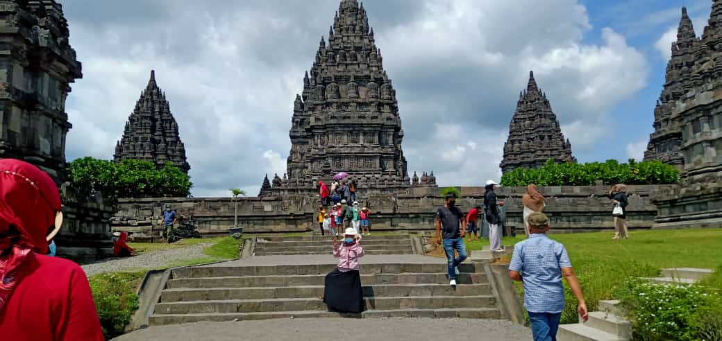 Wisatawan bersama Andira Tour Management saat di Candi Prambanan (foto : Istimewa)