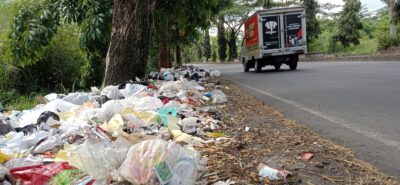 Sampah yang menumpuk di jalan Brigjen Wasita Kusumah, Kecamatan Indihiang Kota Tasikmalaya. (Foto : Nanang Yudi/dara.co.id)