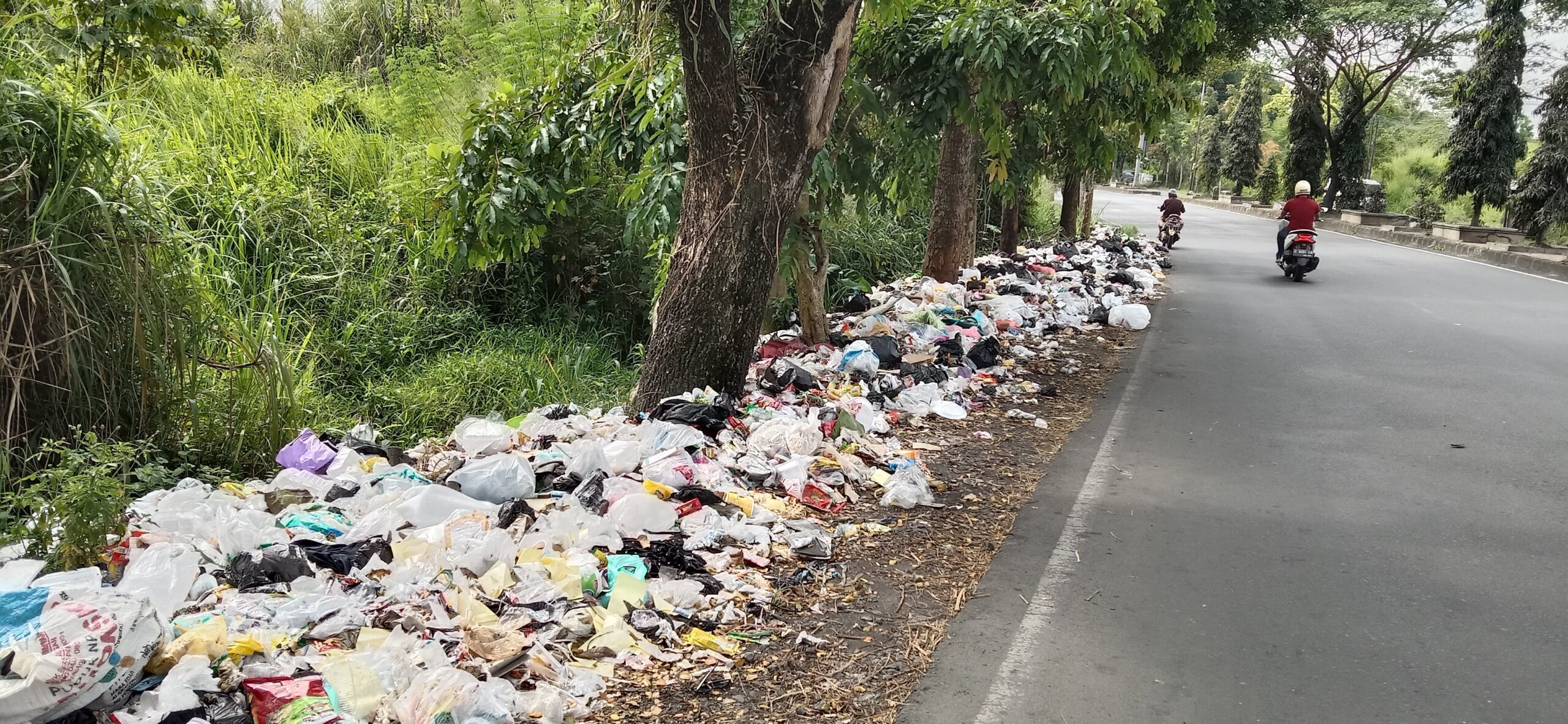 Sampah yang menumpuk di jalan Brigjen Wasita Kusumah, Kecamatan Indihiang, Kota Tasikmalaya. (Foto : Nanang Yudi/dara.co.id)