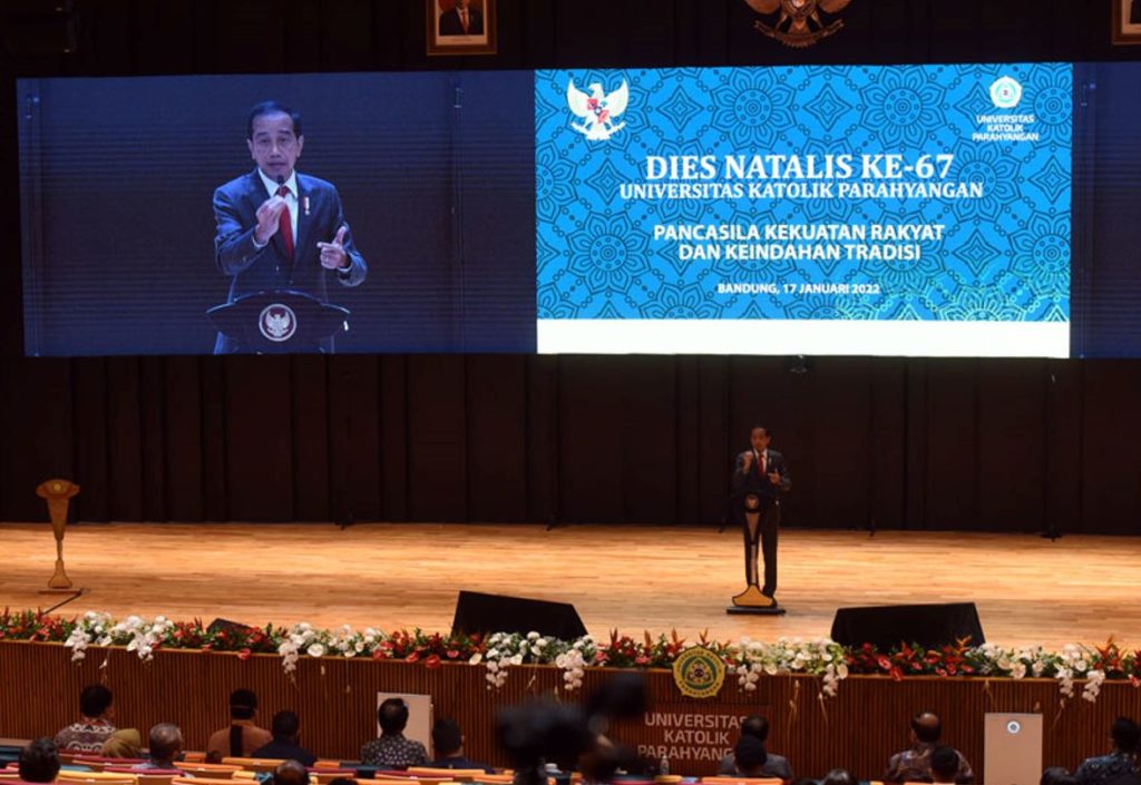 Presiden Jokowi saat berpidato di Dies Natalis Ke-67 Universitas Katolik Parahyangan, di Bandung, Jawa Barat, Senin (17/01/2022) pagi. (Foto: Humas/Oji)
