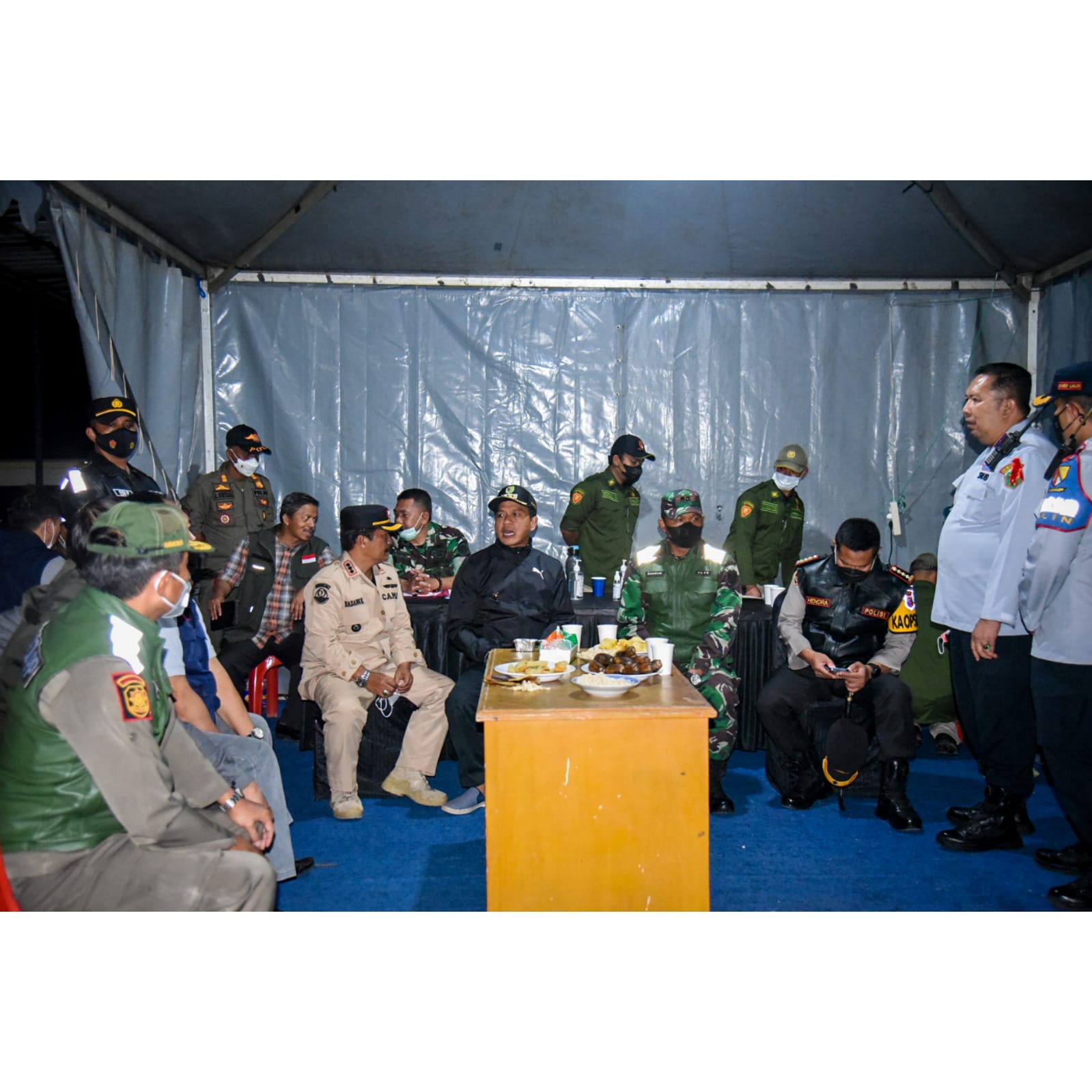 
Bupati Bandung Dadang Supriatna memantau suasana malam tahun baru, Jumat (31/12/2021). (Foto: Bagian Protokol dan Komunikasi Pimpinan
