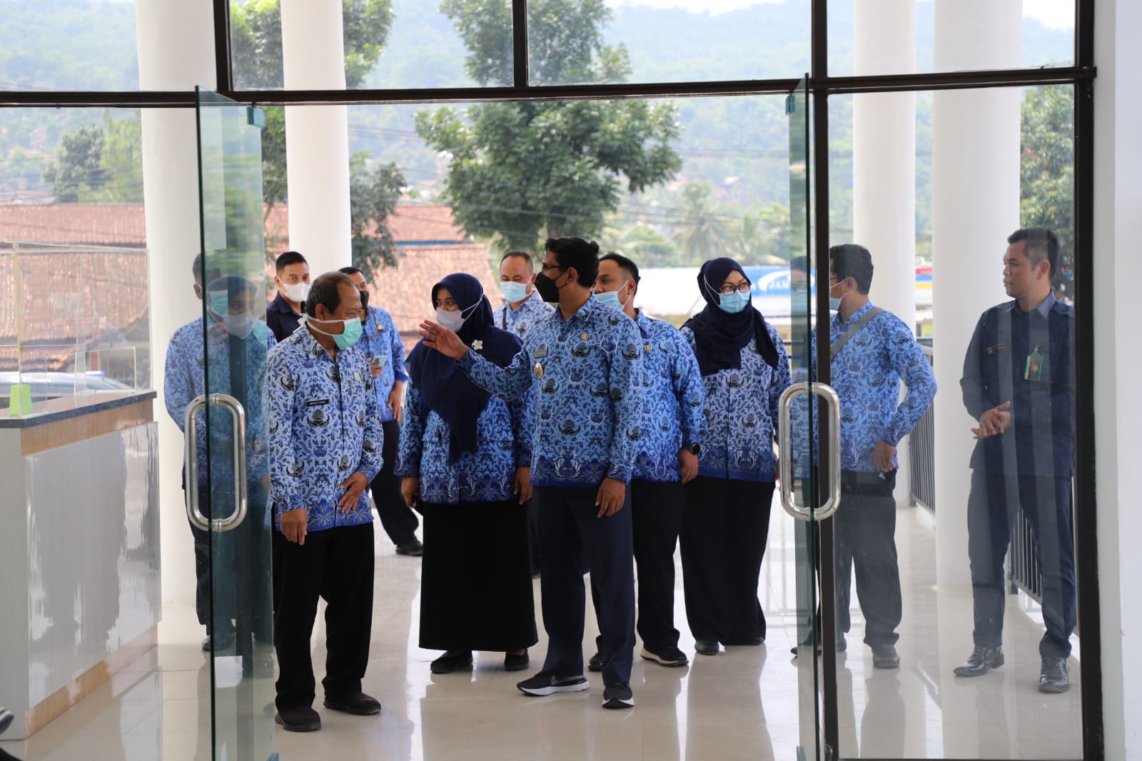 Wakil Bupati Garut, dr.Helmi Budiman, didampingi Kepala Dinkes Garut, dr.Maskut Farid, meninjau kesiapan Rumah Sakit Malangbong, di Kecamatan Malangbong, Kabupaten Garut, Selasa (18/1/2022) (Foto: Istimewa)