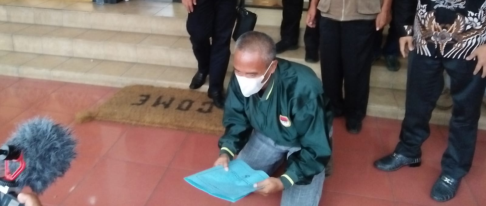 Munir Alamsyah (53), tersangka pembakaran sekolah bersimpuh dan bersujud usai dinyatakan bebas setelah Polres Garut melakanakan restorative justice atas dirinya, Jumat (28/1/2022) (Foto: Istimewa)