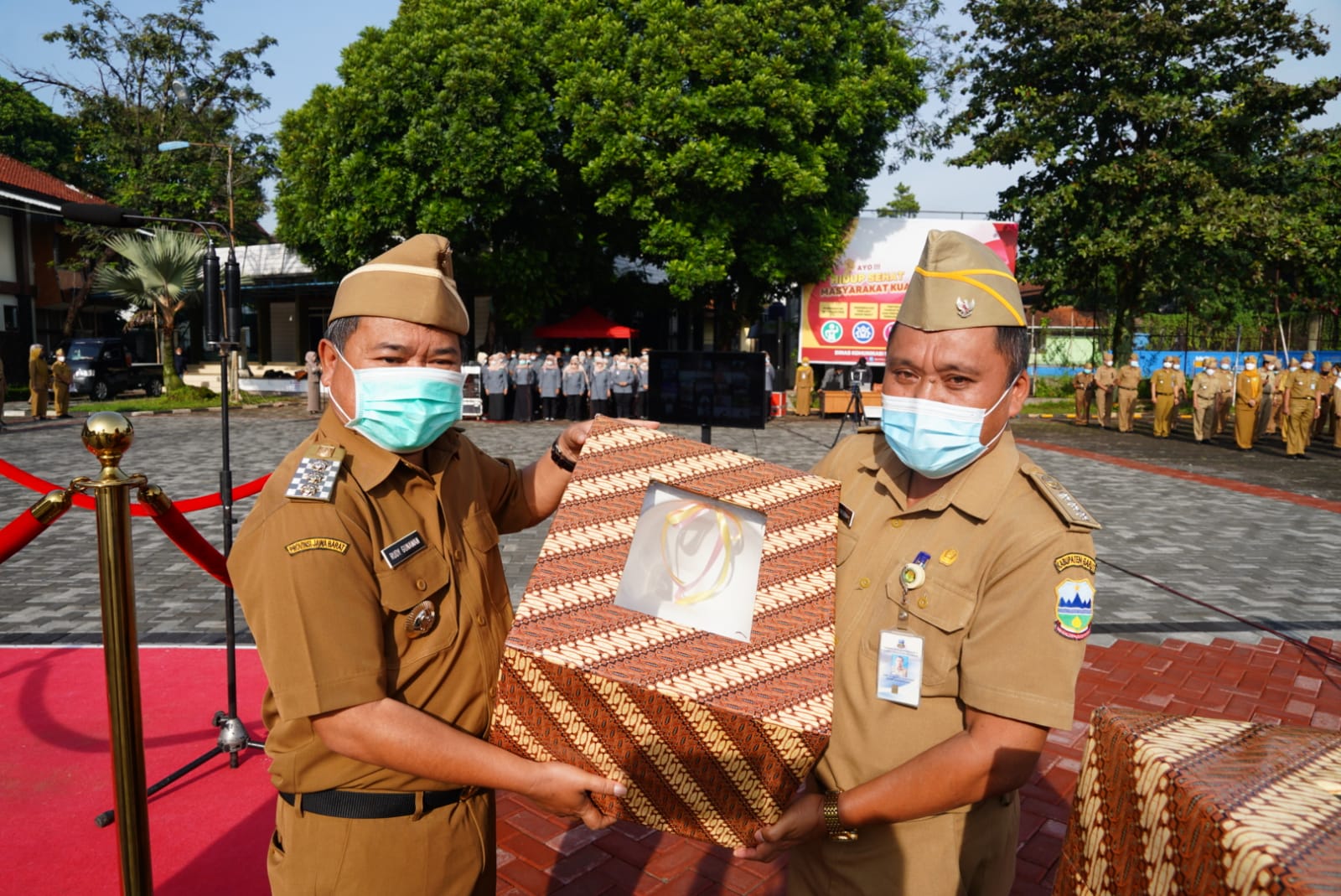 Bupati Garut, Rudy Gunawan, secara simbolis menyerahkan bantuan 3.700 kloset jongkok kepada 3 camat di Kabupaten Garut saat Festival Deklarasi Open Defecation Free (ODF) yang di Lapangan Setda, Jalan Pembangunan, Kecamatan Tarogong Kidul, Kabupaten Garut, Senin (31/1/2022).(Foto: andre/dara.co.id)