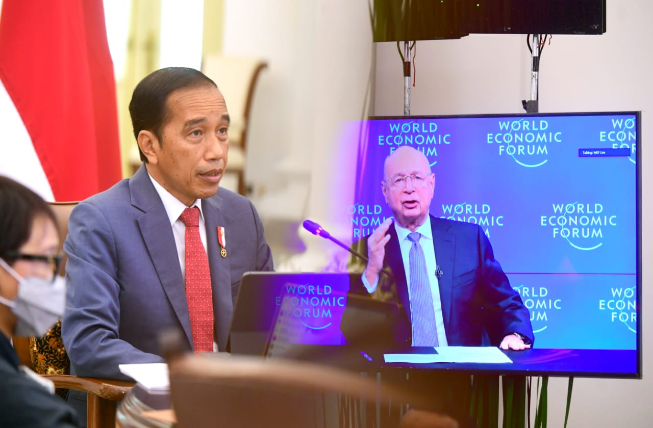 Presiden Jokowi saat berdialog dengan Klaus Schwab pada World Economic Forum, Kamis (20/01/2022), secara virtual, dari Istana Kepresidenan Bogor, Jabar. (Foto: BPMI Setpres/Muchlis Jr)
