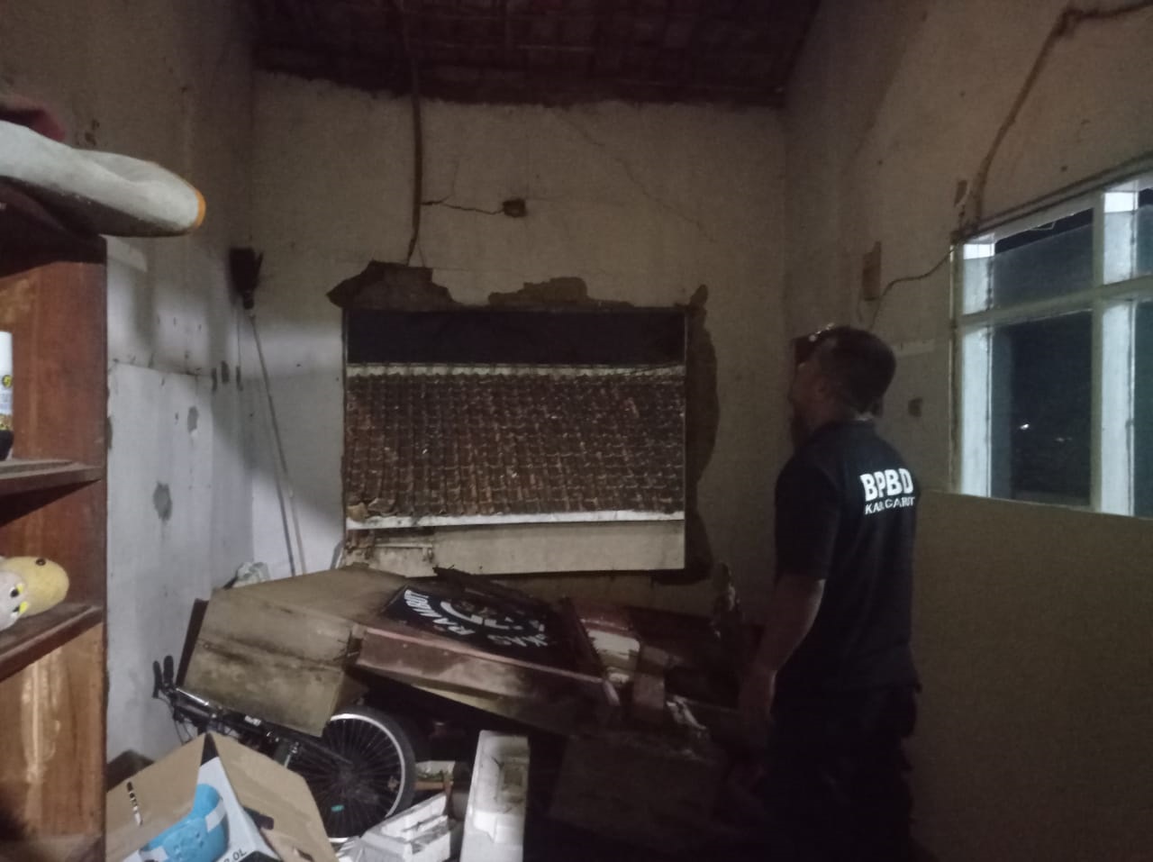 
Sejumlah rumah warga di Desa Leles, Kecamatan Leles, Kabupaten Garut, Jawa Barat mengalami kerusakan akibat terjangan hujan deras disertai angin puting beliung, Senin (24/1/2022).(Foto: andre/dara.co.id)