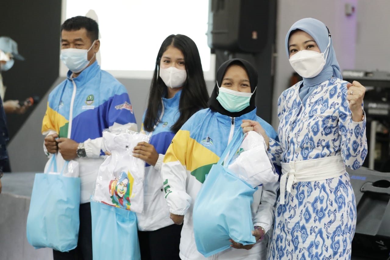 Bunda Asuh Disabilitas Jawa Barat Atalia Praratya Ridwan Kamil saat menghadiri acara milad ke-27 Yayasan Taruna Mandiri di Kabupaten Kuningan, Rabu (26/1/2022). (Foto: deram/dara.co.id)
