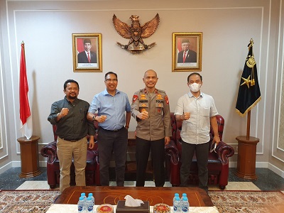 

Kepala Bappenda Provinsi Jabar Dedi Taufik saat bertemu dengan Direktur Pendapatan Daerah, Direktorat Bina Keuangan Daerah Kementerian Dalam Negeri, Kamis (6/1/2021).(Foto: deram/dara.co.id)