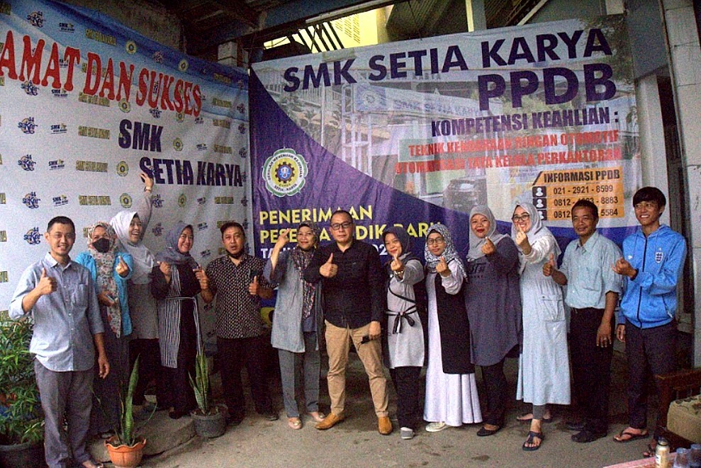 Bazar minyak goreng murah dalam acara Grand Opening Penerimaan Siswa Baru (PSB) SMK Setia Karya Depok tahun ajaran 2022/2023 pada Kamis, (6/1/2022). (Foto: SMK Setia Karya)