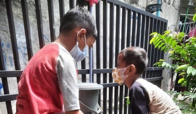 Anak-anak Kampung Pemulung Pondok Karya, Kecamatan Pondok Aren, Kota Tangerang Selatan, diajari cara mencuci tangan. (Foto :Dea Anindia Putri)
