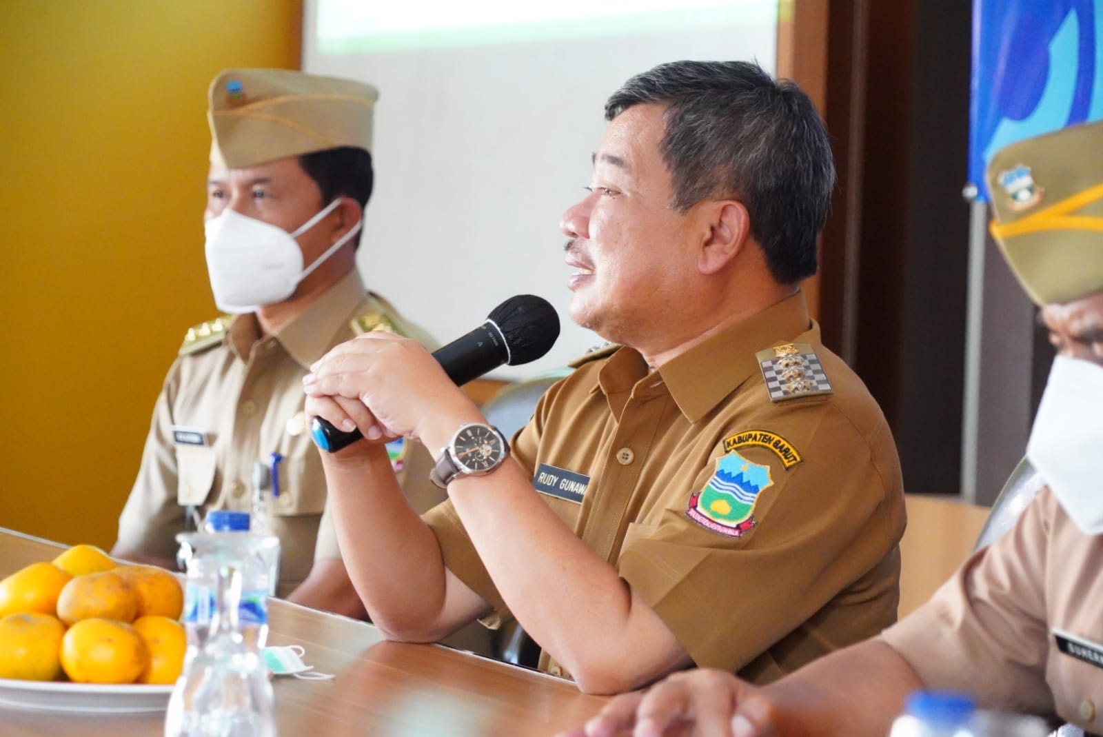 
Bupati Garut, Rudy Gunawan memberikan sambutan pada Musrenbang RKPD Tingkat Kecamatan Malangbong yang dilaksanakan di Kantor Kecamatan Malangbong, Kabupaten Garut, Senin (24/01/2022).(Foto: andre/dara.co.id)
