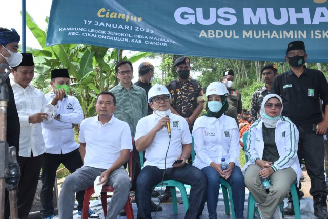 Wakil Ketua DPR RI Abdul Muhaimin Iskandar usai menggelar Bedah Rumah untuk warga di Kampung Legok Jengkol, Desa Majalaya, Kecamatan Cikalongkulon, Cianjur, Jawa Barat, Senin (17/1/2022) (Foto: Oji/Man)
