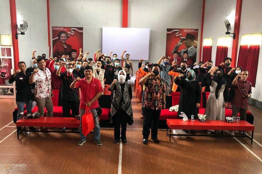 

Wakil Ketua DPRD Jabar,  Ineu Purwadewi Sundari mensosialisasikan 4 Pilar Kebangsaan  kepada kader di Kantor DPC PDIP Kabupaten Majalengka, belum lama ini. (Foto : Humas DPRD Jabar)
