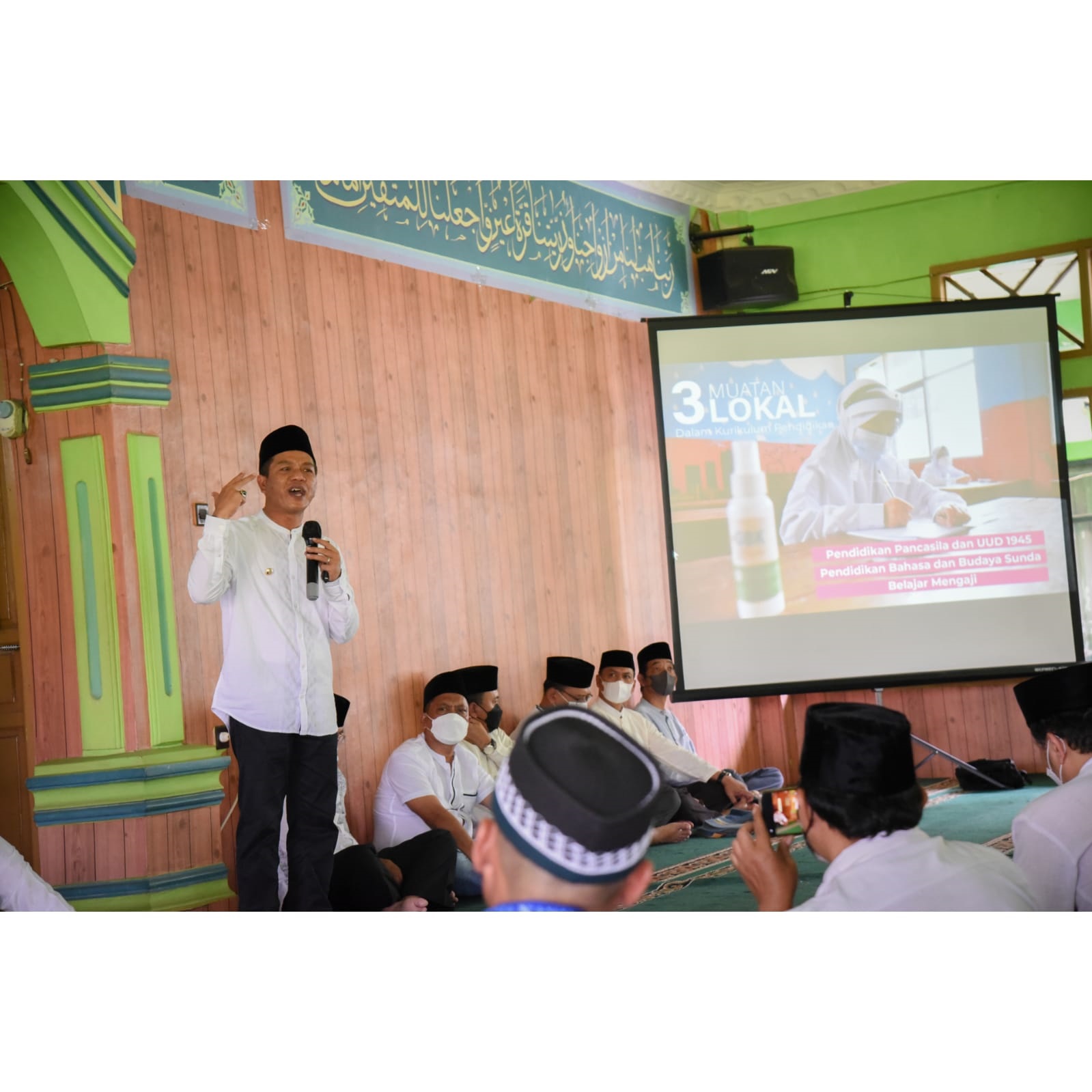 
Bupati Bandung, Dadang Supriatna melaksanakan Jum’at Keliling di Masjid Besar Kecamatan Katapang, Kabupaten Bandung, Jum’at (28/1/2022). Dalam kesempatan itu bupati memaparkan
Program unggulan Pemerintah Kabupaten Bandung dengan Visi-Misi BEDAS  akronim dari 