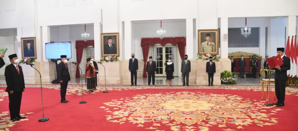 Presiden Joko Widodo melantik tiga duta besar luar biasa dan berkuasa penuh (dubes LBBP) untuk negara sahabat pada Rabu, 12 Januari 2022, di Istana Negara, Jakarta (Foto: BPMI Setpres/Rusman)