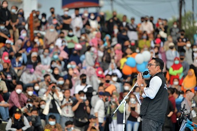 

Gubernur Jawa Barat Ridwan Kamil saat memberikan secara simbolis bantuan perbaikan rutilahu untuk lima daerah di Kota Sukabumi, Sabtu (8/1/2022).(Foto: Humas Pemprov Jabar)
