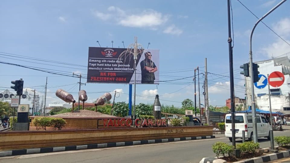 

Baliho dengan konten dukungan Ridwan Kamil untuk Pilpres 2024 serupa muncul di samping tugu Tauco Cianjur yang berada di persimpangan Jalan Dr Muwardi dan Jalan HOS Cokroaminoto, Cianjur, Jawa Barat.(Foto: deram/dara.co.id)

