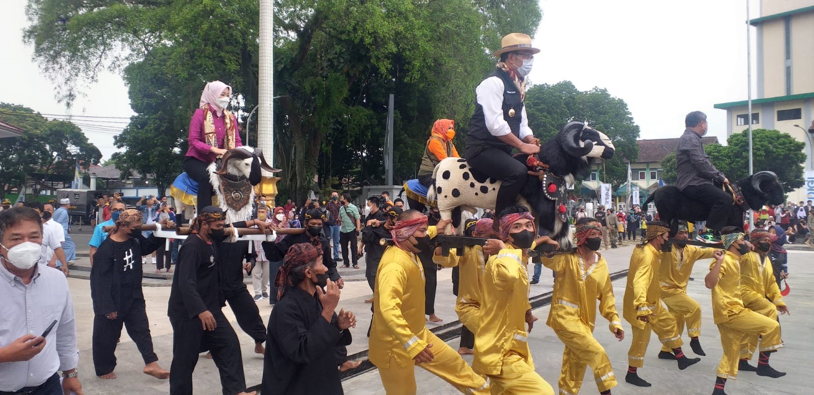 


Gubernur Jawa Barat, Ridwan Kamil, bersama Bupati Garut Ruddy Gunawan dan Ketua TP PKK Jabar Atalia Ridwan Kamil ditandu dodombaan saat meresmikan Alun-Alun Garut di Jalan Ahmad Yani, Kecamatan Garut Kota, Kabupaten Garut, Minggu (23/1/2022). (Foto: andre/dara.co.id)
