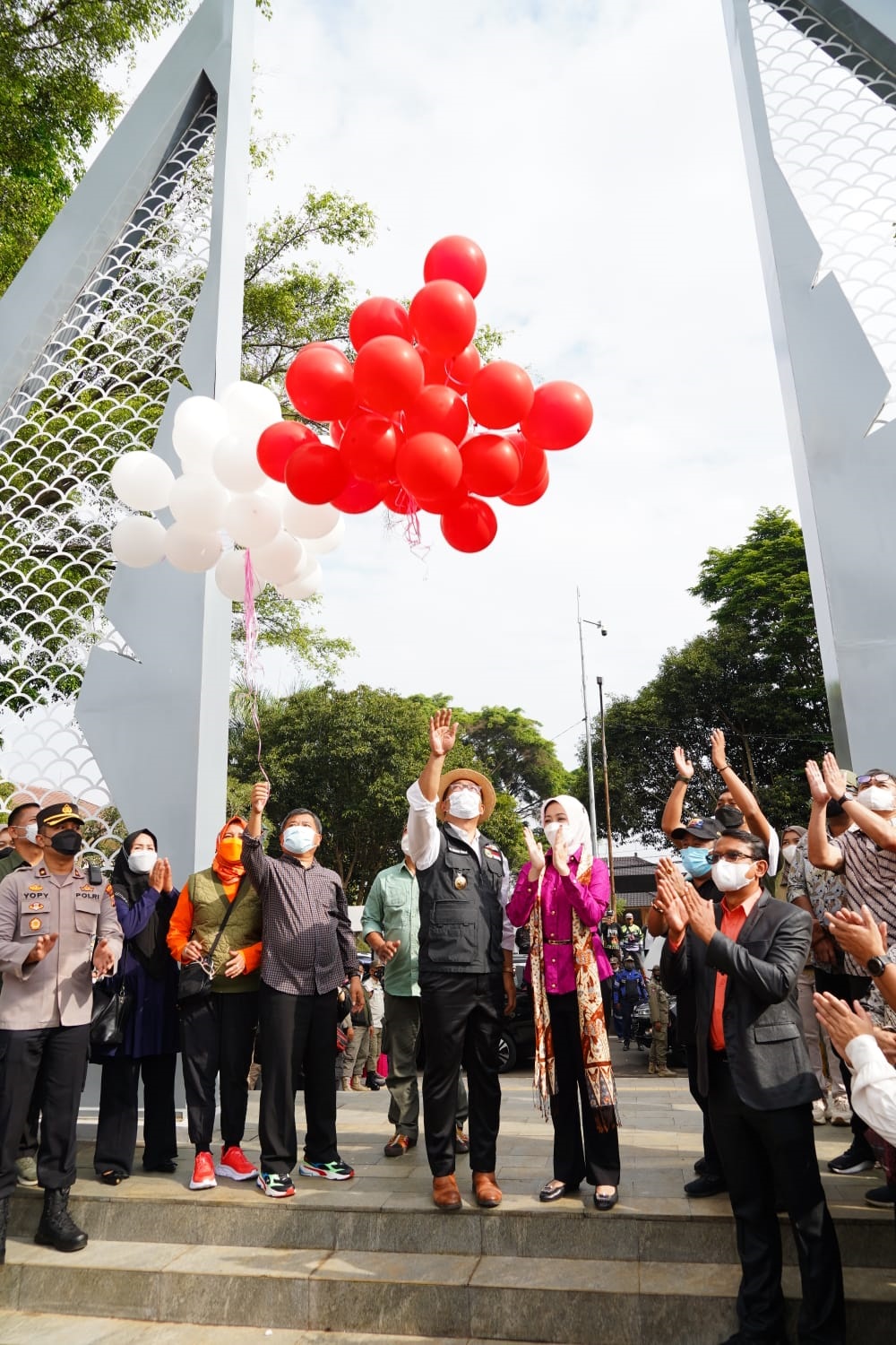 
Gubernur Jawa Barat, Ridwan Kamil, didampingi Bupati Garut, Rudy Gunawan meresmikan Alun-Alun Garut di Jalan Ahmad Yani, Kecamatan Garut Kota, Kabupaten Garut, Minggu (23/1/2022). (Foto: andre/dara.co.id)
