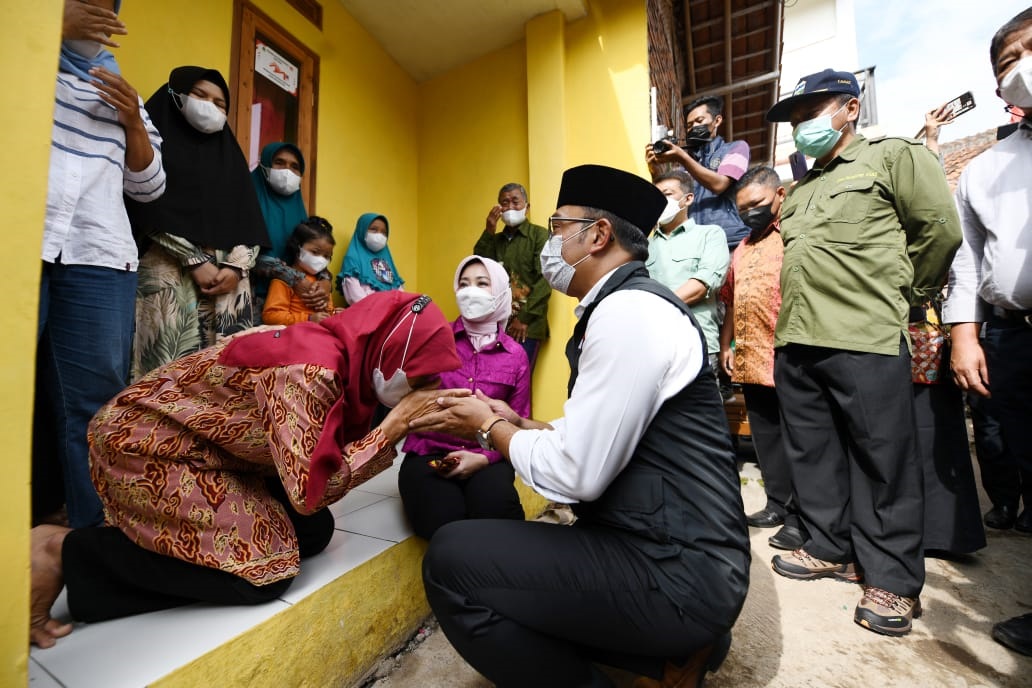 
Gubernur Jawa Barat, Ridwan Kamil, menyalami warga yang rumahnya diperbaiki melalui program  bantuan rutilahu di Desa Cibunar, Kecamatan Tarogong Kidul, Kabupaten Garut, Minggu (23/1/2022).(Foto: andre/dara.co.id)
