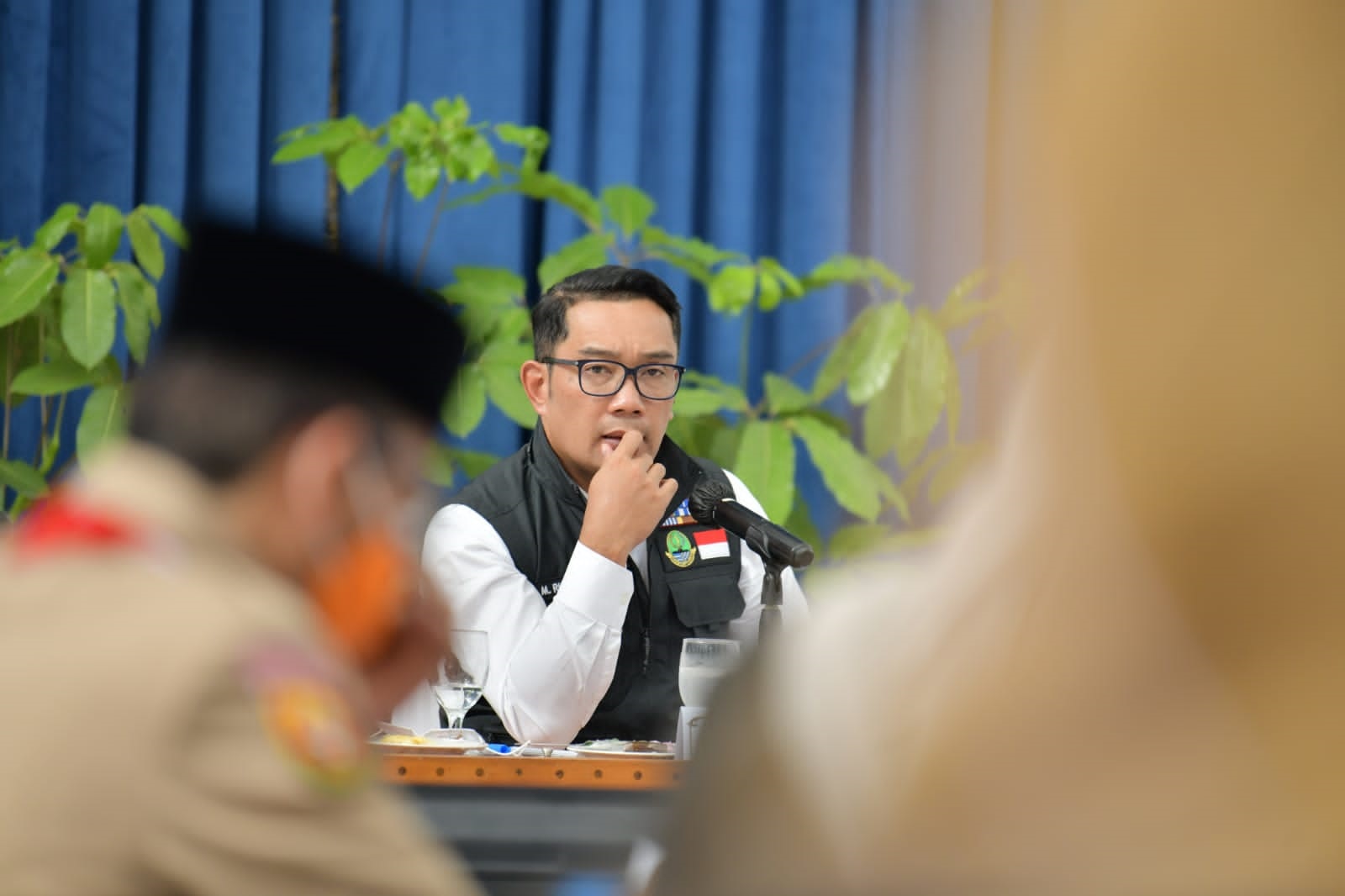 

Gubernur Jawa Barat Ridwan Kamil saat menghadiri Rapat Komite Penanganan COVID-19 dan Pemulihan Ekonomi Daerah di Gedung Sate, Kota Bandung, Selasa (25/1/2022).(Foto : deram/dara.co.id)

 
